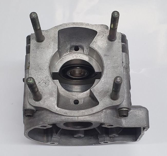 No 35 YAMAHA KT100S CRANKCASE S/HAND